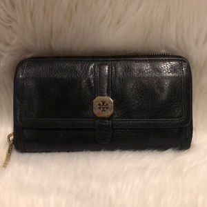 Tory Burch Black Leather zip wallet